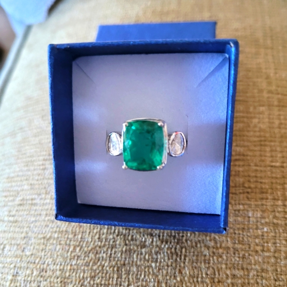 Emerald Green Cushion-Cut Ring with Side Stones